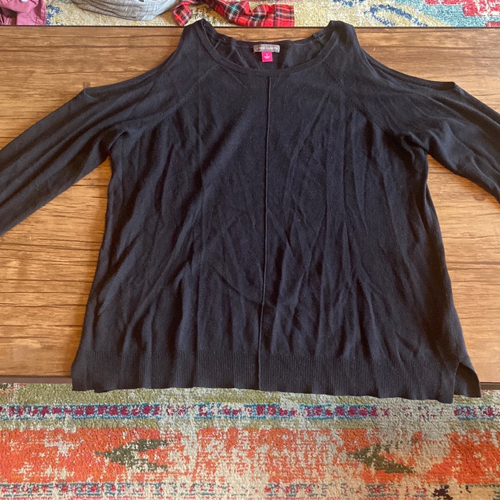 Vince Camuto black sweater open shoulders, size S, wrinkles due to storage